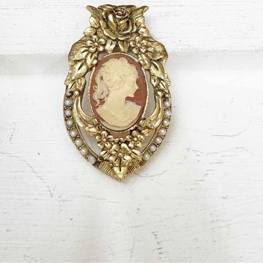 Beautiful Vintage Faux Pearl Gold Tone Ornate Cameo Pendant